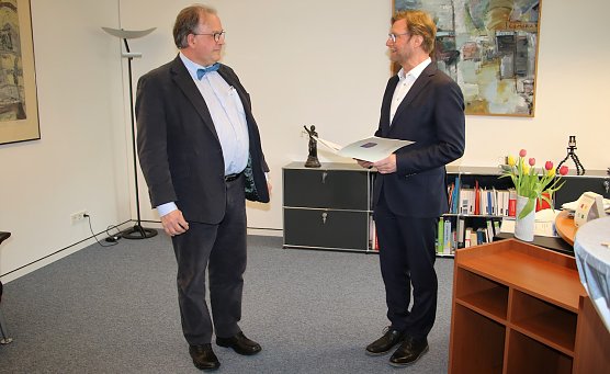 Links Vizepr&auml;sident ThOVG Volker Bathe, rechts Justizminister Dirk Adams (Foto: &copy; TMMJV)