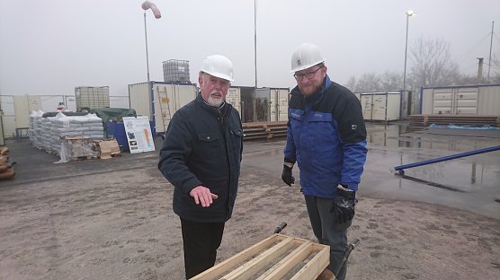 Gerhard J&uuml;ttemann (links) freut sich, wenn der Kali-Bergbau in den S&uuml;dharz zur&uuml;ckkehrt (Foto: agl)