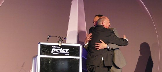 Ein Bild mit Symbolkraft: Seit 15 Jahren arbeiten Andreas und Helmut Peter in der Leitung der Peter-Gruppe zusammen (Foto: H. Fischer)