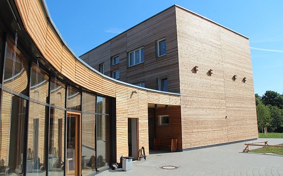 Auch im &ouml;ffentlichen Geb&auml;udebau, hier das 2014 neu errichtete Th&uuml;ringenForst-Jugendwaldheim Gera-Ernsee, macht Holz was her (Foto: Thg&uuml;ringenForst)