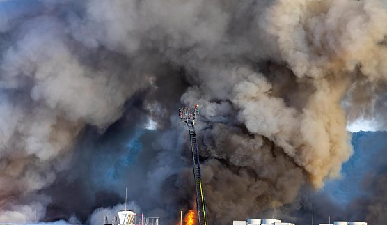Immer noch brennt die B&auml;ckerei Panem in Bleicherode (Foto: Christopher Holzheu)