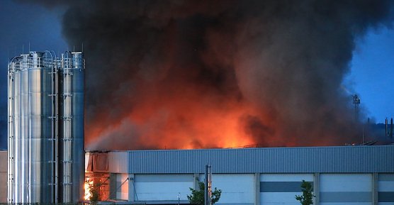 Inferno letzte Nacht: 300 Mitarbeiter plötzlich ohne Job (Foto: S.Dietzel) Inferno letzte Nacht: 300 Mitarbeiter plötzlich ohne Job (Foto: S.Dietzel)