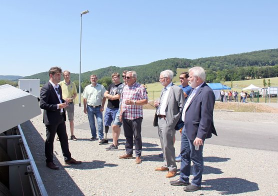 Blick ins Herzst&uuml;ck der Kl&auml;ranlage: Marcus Heinemann (links), Bereichsleiter Wasser und Abwasser bei der EW Wasser, erl&auml;utert die Scheibentauchk&ouml;rperanlage. Unter den zahlreichen G&auml;sten war auch Thomas Wagner, Referatsleiter im Th&uuml;ringer Ministerium f&uuml;r Umwelt, Energie und Naturschutz (rechts). (Foto: Eichsfeldwerke)