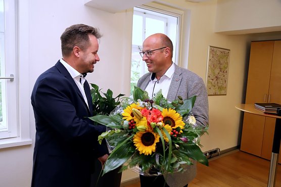 Amts&uuml;bergabe auf Augenh&ouml;he: Blumen und Gl&uuml;ckw&uuml;nsche gab es von Marko Grosa (rechts) f&uuml;r seinen Nachfolger Christian Zwingmann. (Foto: Ren&eacute; Wei&szlig;bach        )