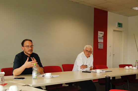 IG-Metall Vertreter Alexander Scharff und Feuer-Gesch&auml;ftsf&uuml;hrer Bernd Gulden: in der deutschen Gewerkschaftskultur kann man konstruktiv zusammen arbeiten (Foto: agl)