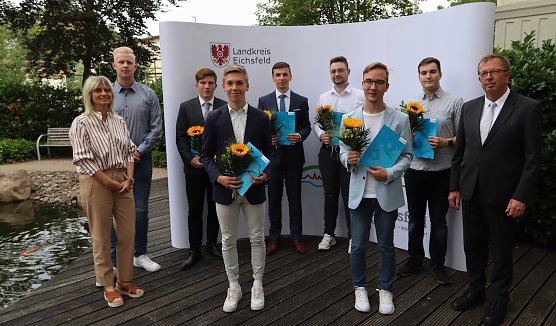 v.l.n.r. Ausbildungsleiterin Doreen Krieter-Hansen, JAV-Vorsitzender Jeremy Rolz, Gideon Burghardt, Jan Hammer- schmidt, Hubert Ibold, Noah Schade, Lars Johannes Dorenwendt, David Starke, Landrat Dr. Werner Henning (Foto: Landratsamt)