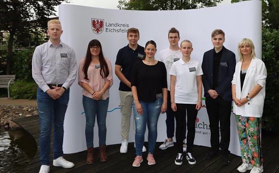  V.l.n.r. JAV-Vorsitzender Jeremy Rolz, Christin H&auml;ger, Philip Schm&uuml;cking, Ulrike Tietze, Niklas Peter Wand, Kerstin M&uuml;hlhause, Till Schramm, Ausbildungsleiterin Doreen Krieter-Hansen (Foto: Celina Fromm)