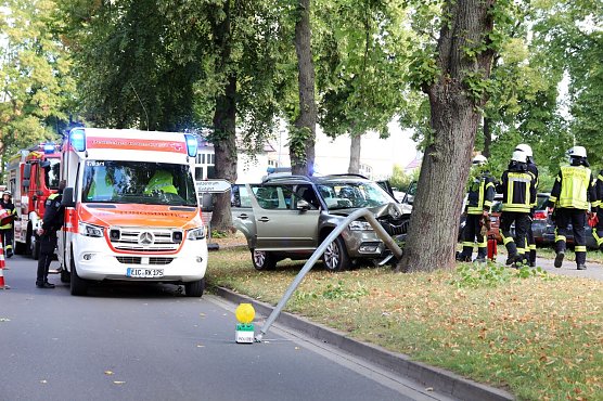 Pkw kollidiert mit Stra&szlig;enlampe (Foto: Feuerwehr Heiligenstadt)