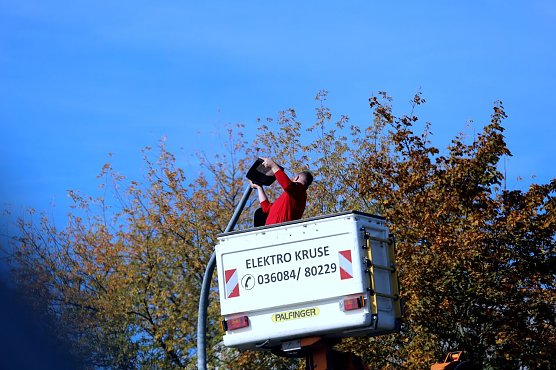 Bildunterschrift: In der Birkunger Stra&szlig;e in Leinefelde &uuml;bernahmen gestern Mitarbeiter der Firma Elektro Kruse den Austausch der Lampen.  (Foto: Ren&eacute; Wei&szlig;bach  )