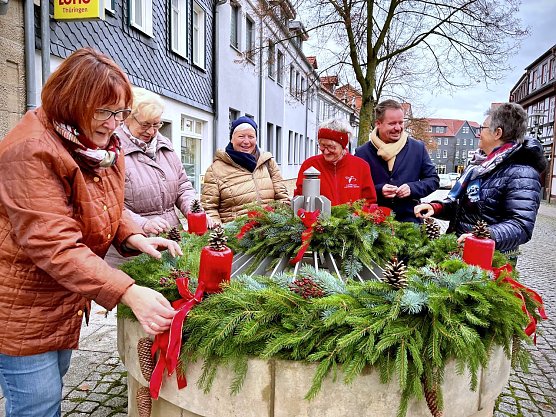Weihnachtlich erstrahlt der Brunnen in der Langen Stra&szlig;e in Worbis. An jedem Adventswochenende z&uuml;nden die Landfrauen eine neue Kerze an.   (Foto: Ren&eacute; Wei&szlig;bach )
