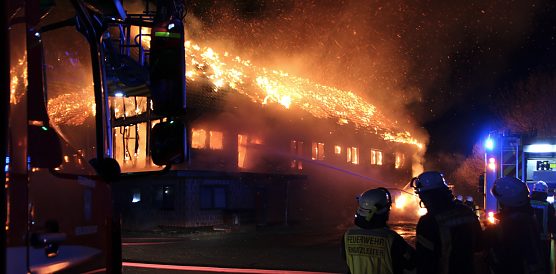 Pferdehof stand in Flammen (Foto: Feuerwehr Heiligenstadt)
