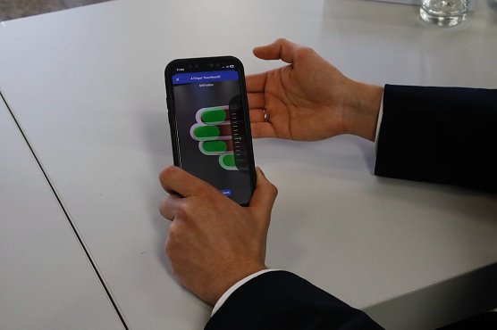 Die Funktionalit&auml;t der Anwendungen ist vielseitig und vernetzt - hier wird gerade gepr&uuml;ft, ob es f&uuml;r die Fingerabdr&uuml;cke eine Eintrag in der polizeilichen Datenbank gibt (Foto: agl)