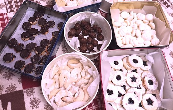 Selbstgebackenes Weihnachtsgeb&auml;ch in der Adventszeit (Foto: Familie Leipold)