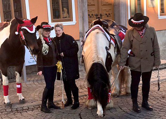 Ronald und Marina H&ouml;xtermann mit ihren Pferden Jonjoe und Cheyenne. Sie besuchten den Sondersh&auml;user Weihnachtsmarkt. Im "Geb&auml;ck reiste" auch ihr Hund Asani mit (Foto: Ronald und Marina H&ouml;xtermann)