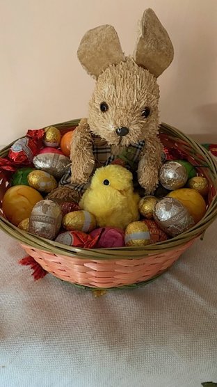 Kuscheliger Osterhase im Osternest (Foto:  J&uuml;rgen und Christa Manck)