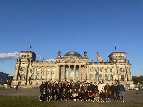 Sch&uuml;ler der Klasse 9 vor dem Bundestag  (Foto: Lehrer Benedikt Hentschel)
