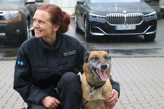 Polizeihauptkommissarin Katja Aumann und Schutzhündin a. D. "Pepsi" (Foto: agl) Polizeihauptkommissarin Katja Aumann und Schutzhündin a. D. "Pepsi" (Foto: agl)