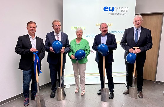 Feierlicher symbolischer Spatenstich: Ren&eacute; Sieber, B&uuml;rgermeister von Ecklingerode, der Eichsfelder Landrat Dr. Werner Henning, seine ehemalige Stellvertreterin Martina Gatzemeier, Ulrich Gabel, Gesch&auml;ftsf&uuml;hrer der Eichsfeldwerke und Benno Bause, Prokurist der Eichsfeldwerke (v.l.n.r.) lie&szlig;en es sich trotz des Regens nicht nehmen den ersten symbolischen Spatenstich vorzunehmen. (Foto: Eichsfeldwerke)