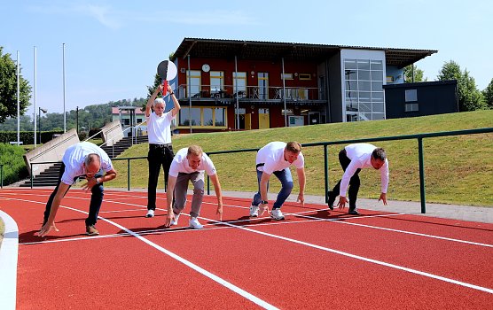 Thomas Rehbein, Ortsteilb&uuml;rgermeister von Worbis, Pierre K&ouml;hler von der Firma Polytan, Andreas A. Ebert, Gesch&auml;ftsf&uuml;hrer der Sport- und Freizeit GmbH und Stadtb&uuml;rgermeister Christian Zwingmann wurden von Gerd Senitz (hinten) zum Testen auf die neue Strecke geschickt. (v.l.n.r.) (Foto: Ren&eacute; Wei&szlig;bach)