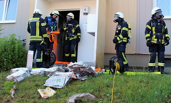 Zeitungspapierstapel wurden offenbar mutwillig angez&uuml;ndet (Foto: Feuerwehr Heiligenstadt)