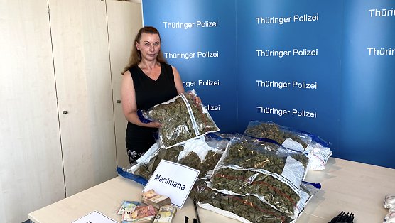 Kriminalpolizistin Madleen Bohlig pr&auml;sentiert die Funde aus der Weimarer Garage (Foto: oas)