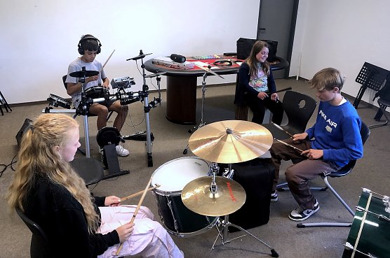 Nach dem Aufbau unter Anleitung durften die Sch&uuml;ler die Schlagzeuge nat&uuml;rlich auch gleich ausprobieren. (Foto: Matthias Fahrig)