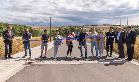Nach der Segnung durch Pater Meyer und Pfarrerin Heizmann griffen die Bauwerber zur Schere. B&uuml;rgermeister Andreas Fernkorn, Ulrich Gabel, Gesch&auml;ftsf&uuml;hrer der Eichsfeldwerke, und Landrat Werner Henning assistierten (v.l.n.r.). (Foto: Michael Br&uuml;ckmann, Eichsfeldwerke)