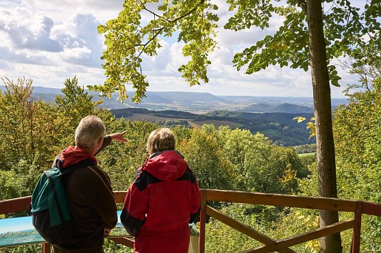 Bildunterschrift: Mit dem WanderBus die Region erkunden: Bei der vierten Tour des Jahres erkundet Wanderf&uuml;hrer Stefan Sander von der Stiftung Naturschutz Th&uuml;ringen mit den Teilnehmern das Eichsfeld nahe dem Franziskanerkloster H&uuml;lfensberg (Foto: Alexander Klingebiel)