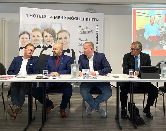 Jens Ritter, Andreas Schreiber, Roberto Raethel und Karsten Frob&ouml;se diskutieren Ausbildungschancen in Nordth&uuml;ringen (Foto: oas)