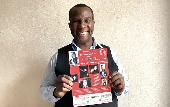 Marvin Scott mit dem Flyer seines Aida-Projektes (Foto: oas) Marvin Scott mit dem Flyer seines Aida-Projektes (Foto: oas)