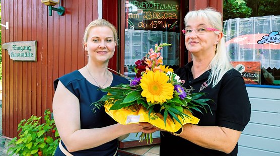 Freude &uuml;ber die Wiederer&ouml;ffnung in Harzgerode: HSB- Gesch&auml;ftsf&uuml;hrerin Katrin M&uuml;ller (links) begr&uuml;&szlig;te am heutigen Vormittag offiziell Silvana Parsche als neue P&auml;chterin des Empfangsgeb&auml;udes der Harzer Schmalspurbahnen (Foto: HSB/ Dirk Bahnsen)