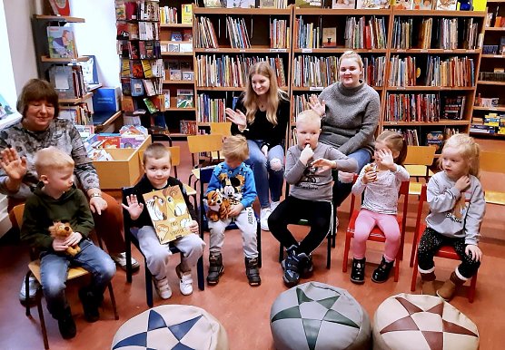 Die Steppkes des Worbiser Mischka-Kindergartens hatten viel Spa&szlig; in der Bibliothek. (Foto: Elke R&auml;uber)
