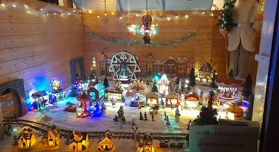 Weihnachtliches Schaufenster in Heringen (Foto: Wolfgang Kirsten aus Heringen) Weihnachtliches Schaufenster in Heringen (Foto: Wolfgang Kirsten aus Heringen)