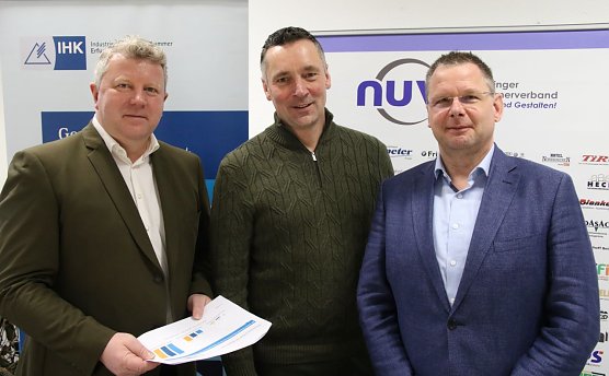 v.r.: Christian B&ouml;duel, Regionalleiter der IHK, der NUV Vorsitzende Niels Neu und der Vizepr&auml;sident der IHK Th&uuml;ringen, Ulrich Schlegel (Foto: agl)