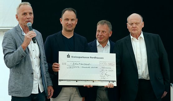 10.000 Euro f&uuml;r einen Spielplatz in Werther. Von links Hans J&uuml;rgen Weidt, Andreas Peter, Silvio Wagner und Manfred Handke (Foto: nnz)