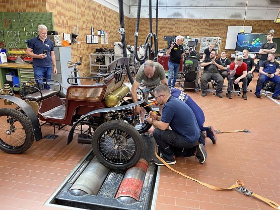Der Wartburg Motorwagen auf dem Leistungspr&uuml;fstand (Foto: T&Uuml;V Th&uuml;ringen)