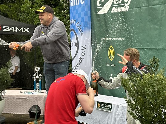 Patrick Zajelsnik (grau) als Sieger. Daneben in rot Benjamin Noll vom MSC Rh&ouml;n e. V. und rechts der zweitplatzierte Bastian Voss (Foto: MC Heilbad Heiligenstadt)