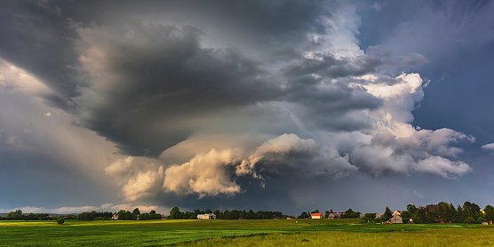 Morgen ziehen Unwetter auf. &Ouml;rtlich drohen schwere Sturmb&ouml;en, gro&szlig;er Hagel und Starkregen. Auch die Bildung von Superzellen ist m&ouml;glich. Quelle: Shutterstock (Foto: Shiutterestock)