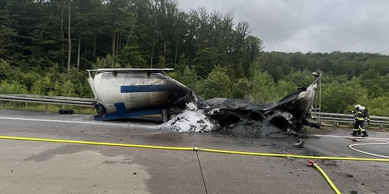 Brand eines Silowagens auf der Autobahn 4 (Foto: Autobahnpolizei)