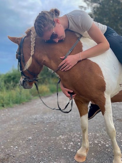 Nelly mit ihrem Pony (Foto: Diana Linke) Nelly mit ihrem Pony (Foto: Diana Linke)