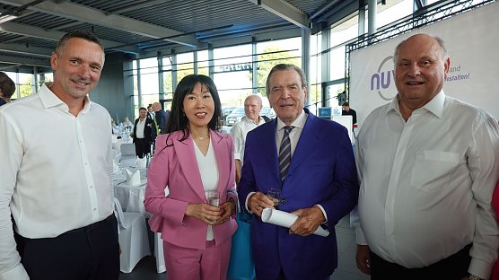 Von links: NUV-Chef Niels Neu, So-yeon Schr&ouml;der-Kim, Gerhard Schr&ouml;der, Hausherr Helmut Peter (Foto: nnz)