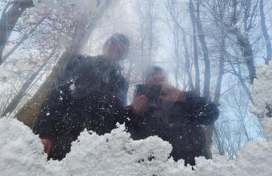 Zwei Männer in Betrachtung des Schnees (Foto: oas) Zwei Männer in Betrachtung des Schnees (Foto: oas)