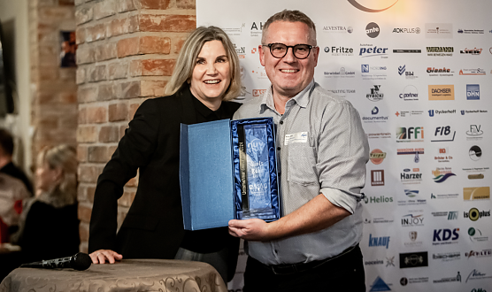 Laudatorin Ricarda Adam und Unternehmer des Jahres 2024 Niels B&ouml;er (Foto: Christoph Keil)