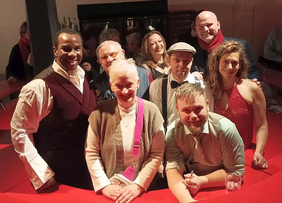 Das Tenortrio Fellas mit seinen Musikern und Besuchern des Weihnachtskonzertes im Stocksen in Sondershausen (Foto: Thomas Leipold)