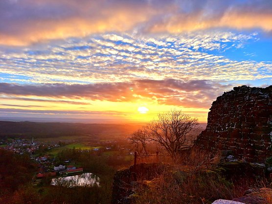 Blick in den Abendhimmel von der Burg Hohenstein/ Neustadt (Foto: Franziska Hartung)