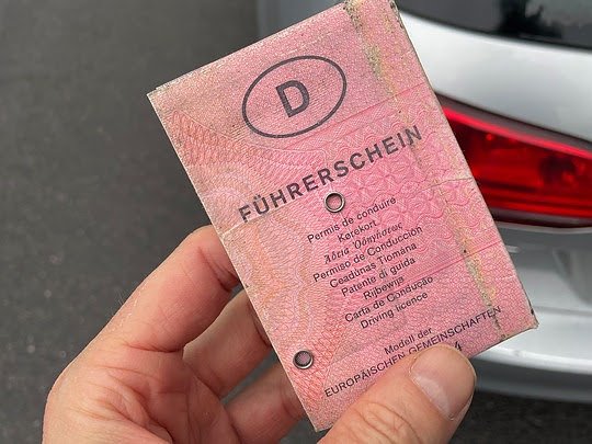 Der Papier-F&uuml;hrerschein weicht einheitlichen Scheckkarten (Foto: ADAC)