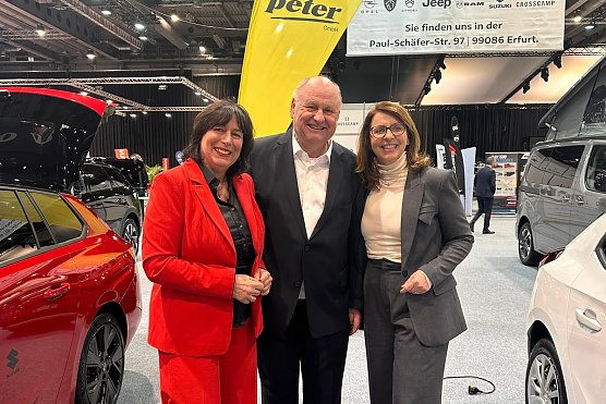 Von links: EU-Abgeordnete Marion Walsmann, Helmut Peter, Pr&auml;sident des Kfz-Gewerbes in Th&uuml;ringen und Imelda Labb&eacute;, Pr&auml;sidentin des VDIK) (Foto: red)