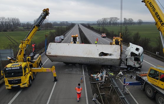 Der Lkw wird geborgen (Foto: S. Dietzel)