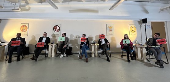 Antwort auf zwei geschlossene Fragen an die Kandidaten (Foto: oas)