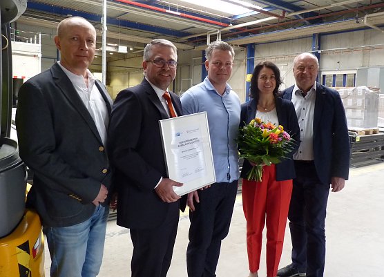 vlnr.: Panu Ares, Werksleiter (McAirlaid&acute;s Vliesstoffe GmbH), Karsten Frob&ouml;se, Vorsitzender der Gesch&auml;ftsf&uuml;hrung (Agentur f&uuml;r Arbeit Th&uuml;ringen Nord), J&ouml;rg Pf&uuml;tzenreuter,  Logistikmanager (McAirlaid&acute;s Vliesstoffe GmbH), Dr. Cornelia Haase-Lerch, Hauptgesch&auml;ftsf&uuml;hrerin (IHK Erfurt), Horst Dornieden, Leiter Personal (McAirlaid&acute;s Vliesstoffe GmbH) (Foto: Tabea Meyer, Agentur f&uuml;r Arbeit Th&uuml;ringen Nord)